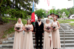 Filles-dHonneur-porte-drapeau
